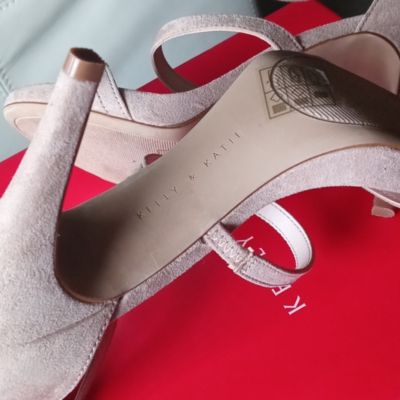 Kelly and Katie Courtnee Sandal - Picture 4 of 8